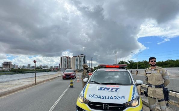Trânsito na ponte sobre o rio Poxim é alterado para recapeamento da via