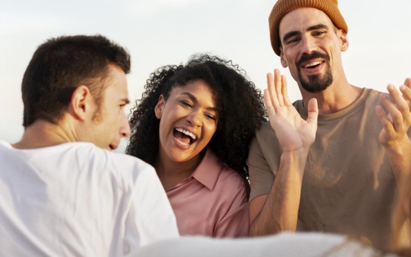 Frequentar eventos presenciais aumenta bem-estar e emoções positivas