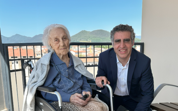 Maria Branyas Morera, à esquerda, com Manuel Esteller, que participou dos estudos sobre DNA da supercentenária. Crédito: Divulgação/ Josep Carreras Leukaemia/ Research Institute