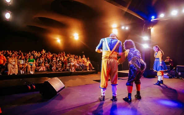 Teatro e arte encantam o público na programação da Vila da Criança